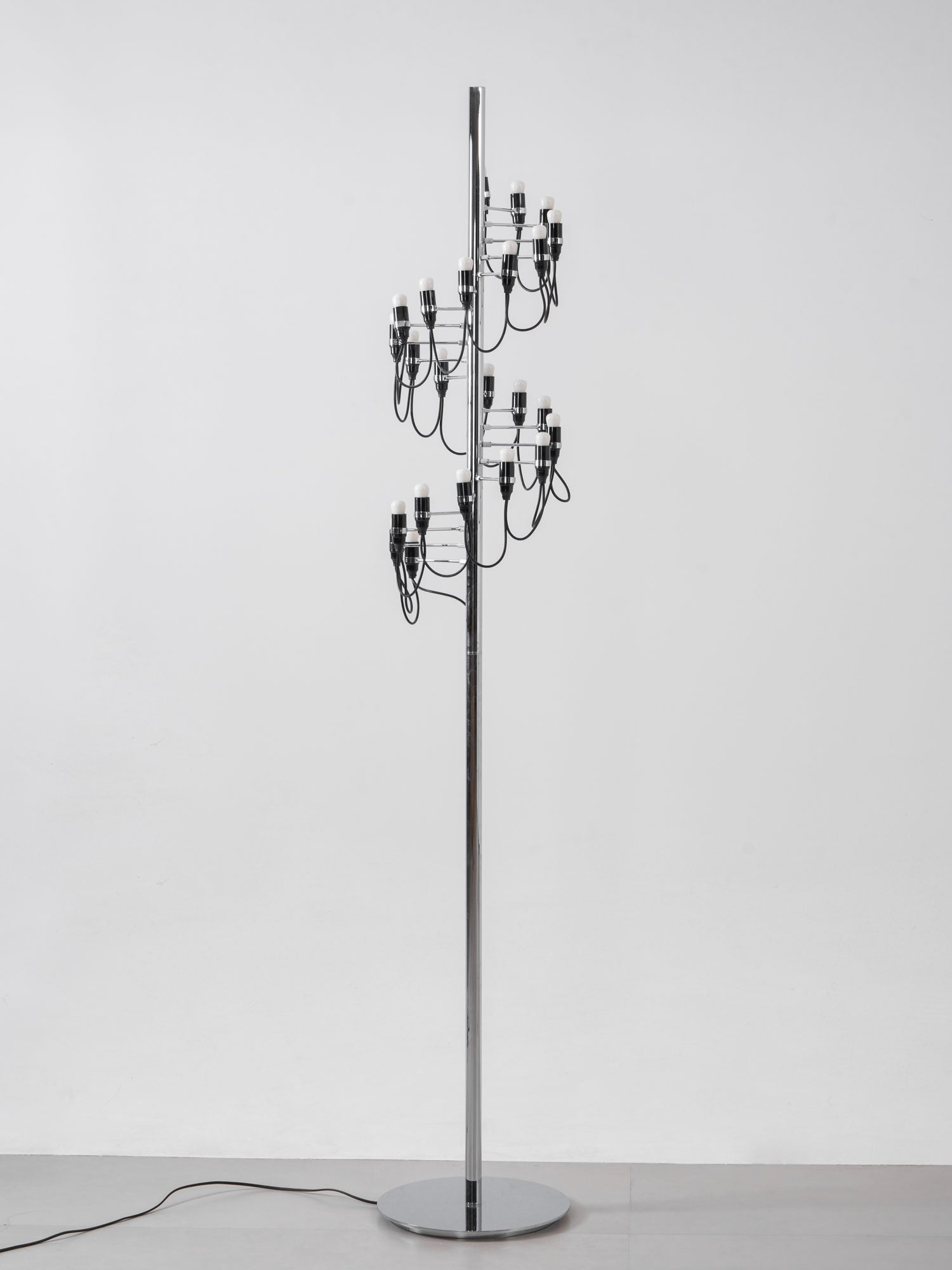 Olliryra Sculptural Steel Floor Lamp