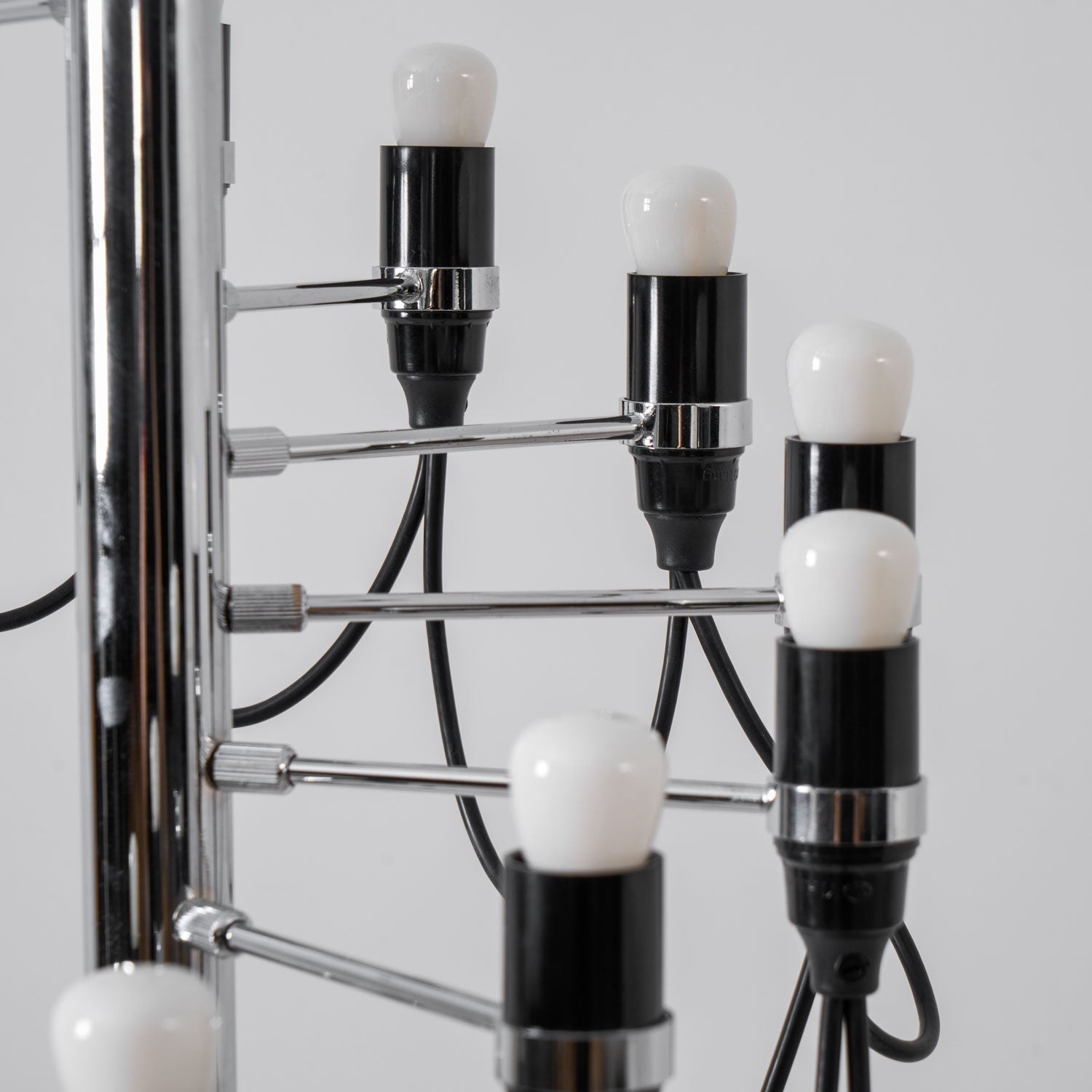Olliryra Sculptural Steel Floor Lamp