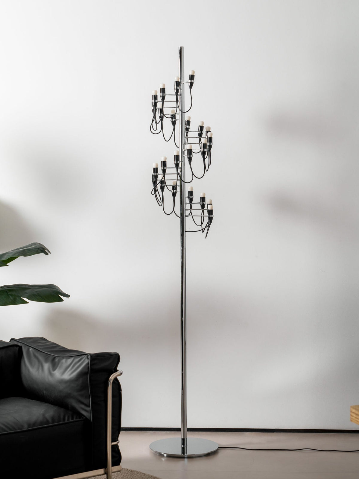 Olliryra Sculptural Steel Floor Lamp