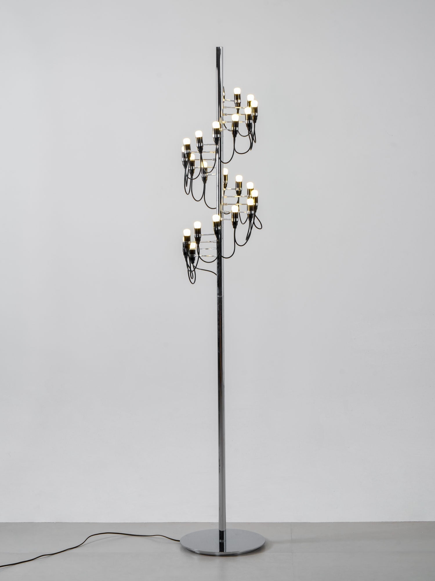 Olliryra Sculptural Steel Floor Lamp
