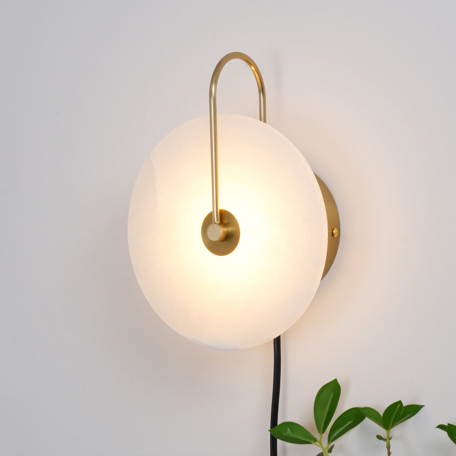 Ceraeyra Alabaster Globe Wall Light - Neutral Decor