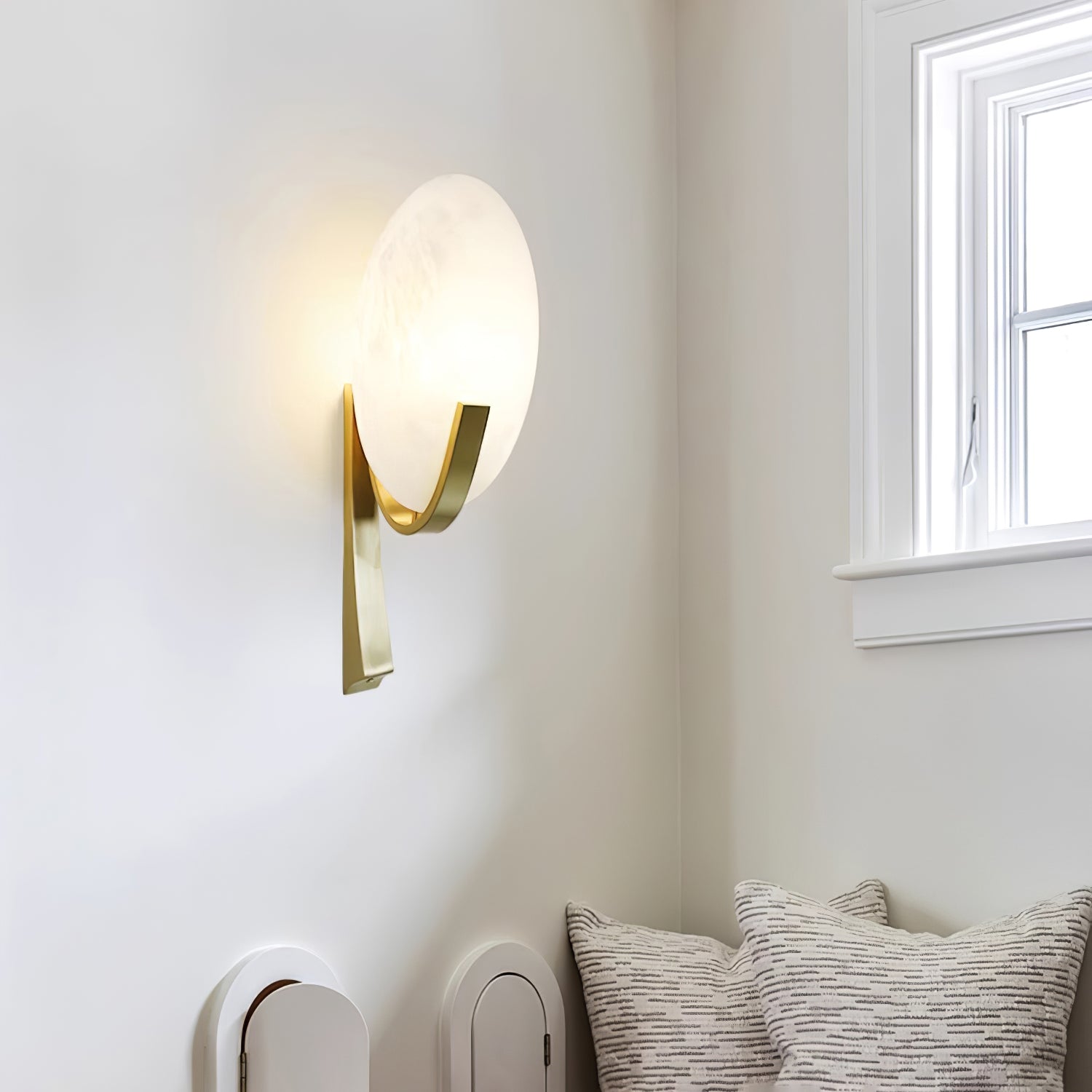 Nivaeria Modern Alabaster Wall Lamp