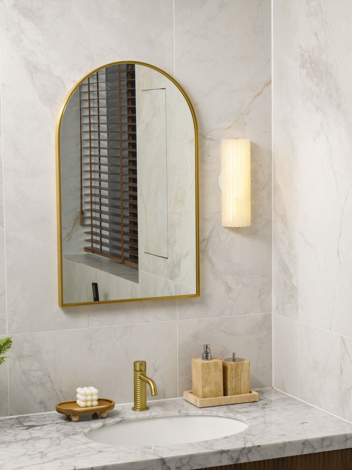 Aveniraria Alabaster Wall Lamp