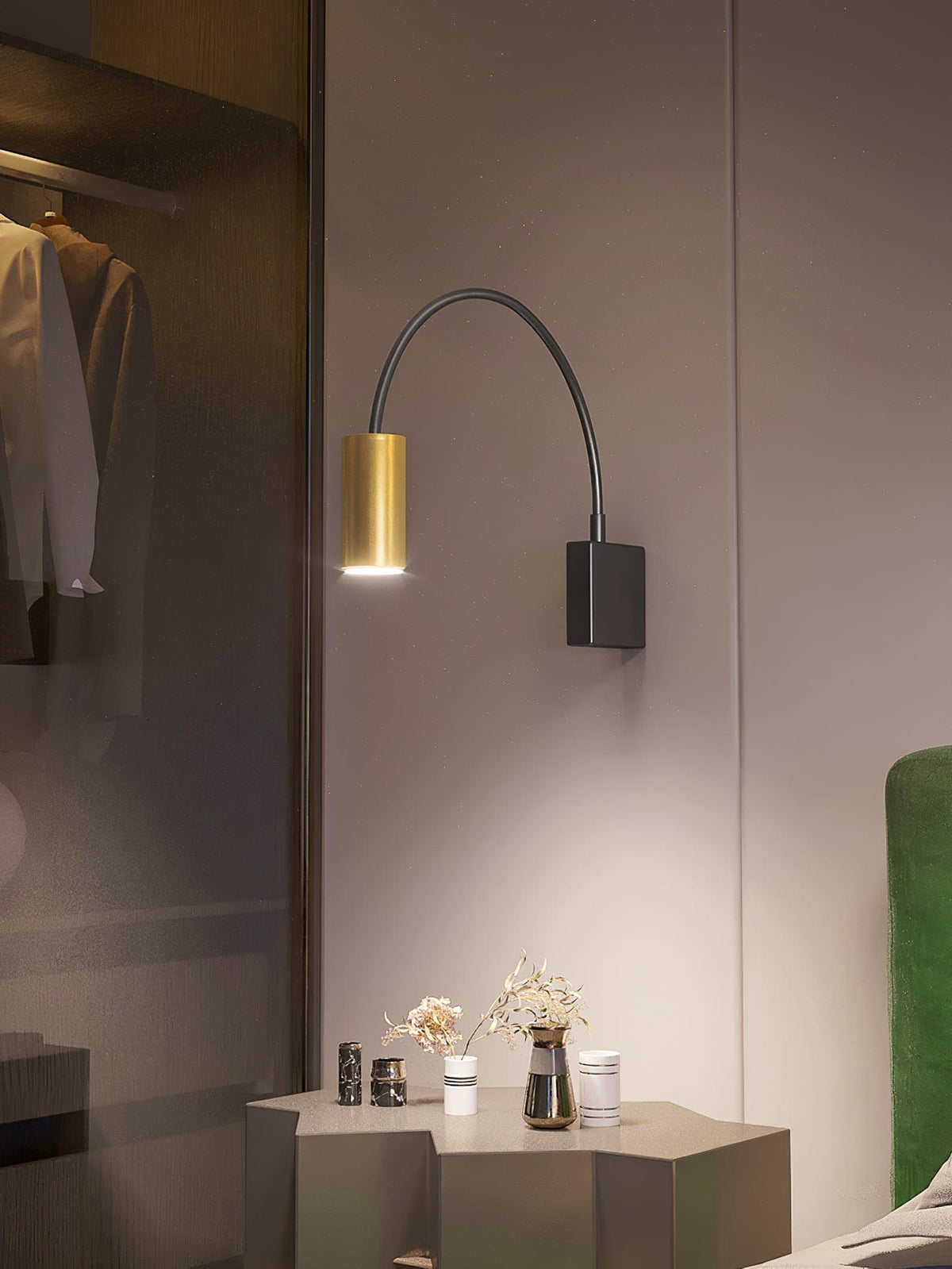 Noviq Contemporary Wall Lamp