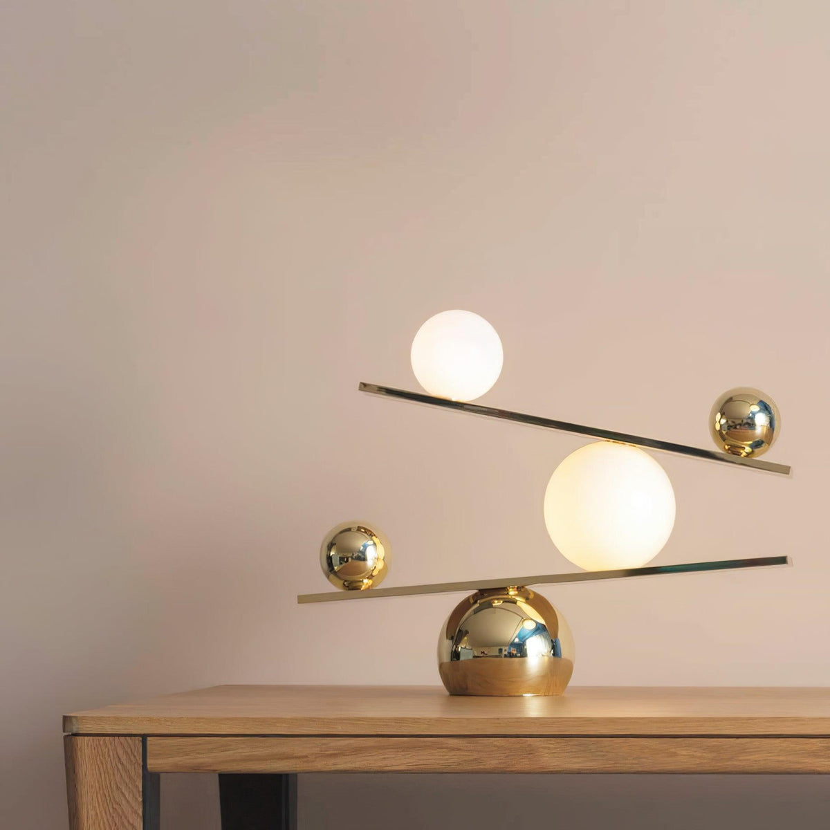 Usilus Table Lamp