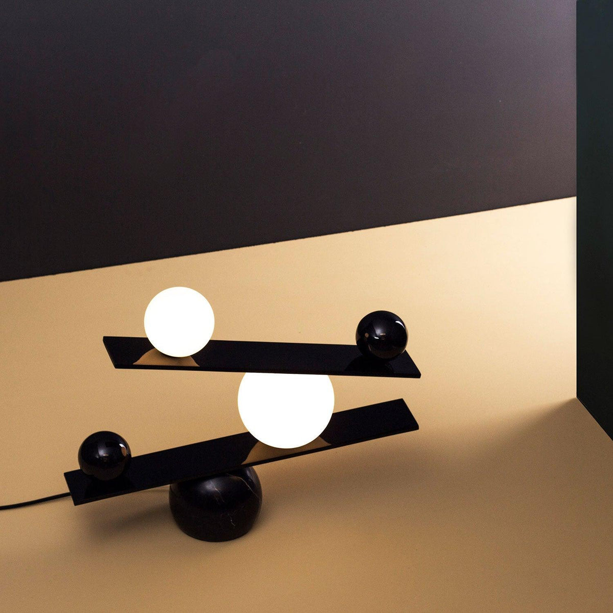 Usilus Table Lamp
