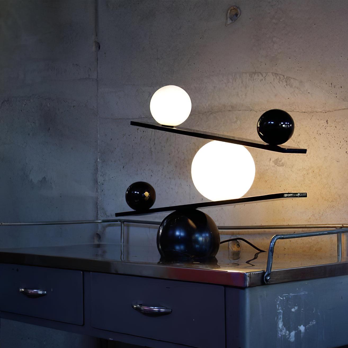 Usilus Table Lamp