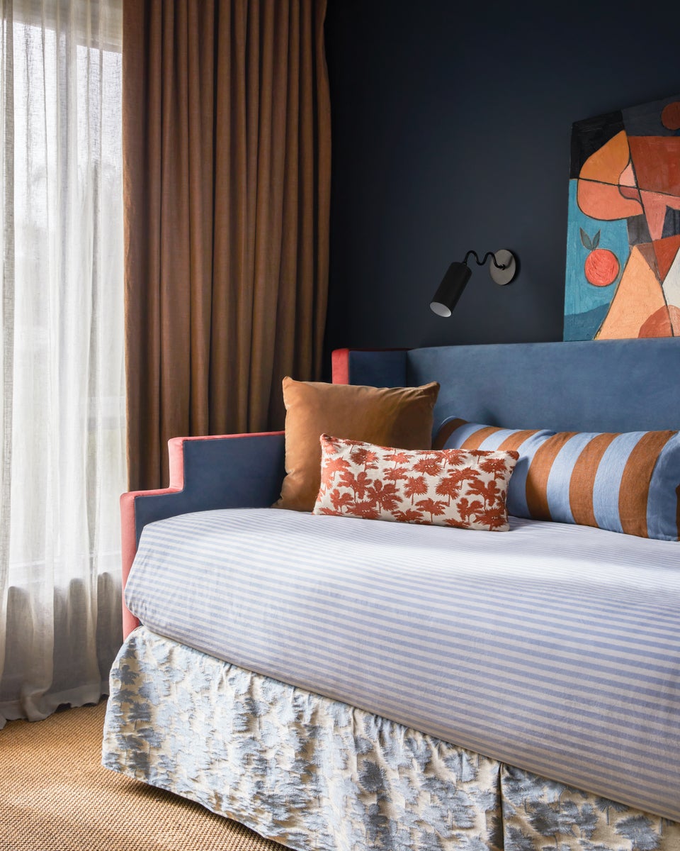 Vatnuvyu Modern Minimalist Fabric Metal Wall Lamp
