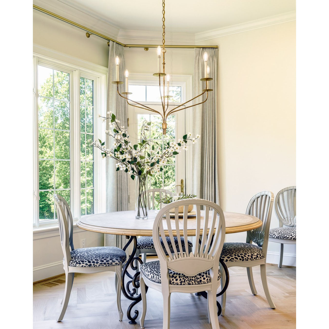 Caeluvyh Vintage Industrial Black Chandelier - Neutral Decor