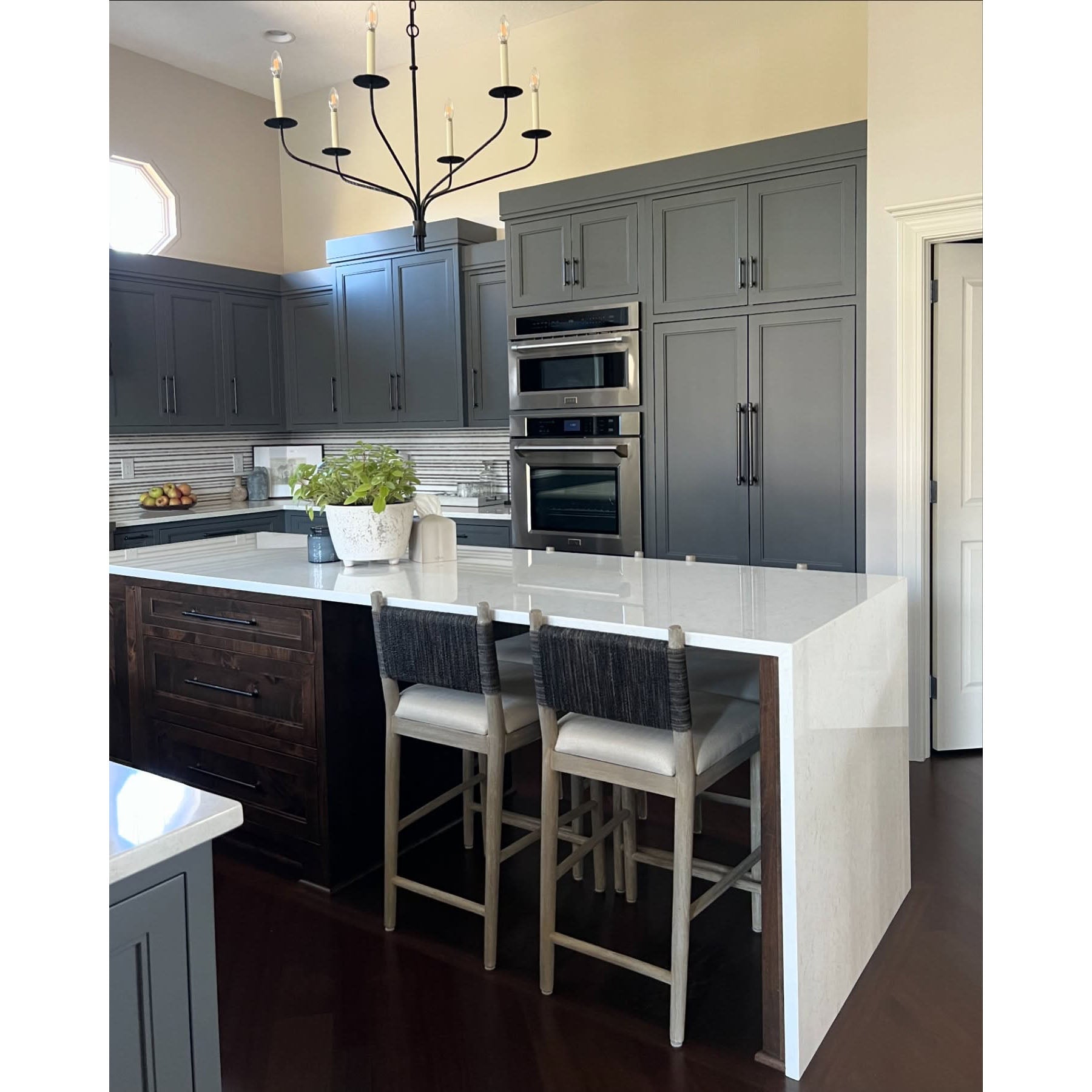 Caeluvyh Vintage Industrial Black Chandelier - Neutral Decor