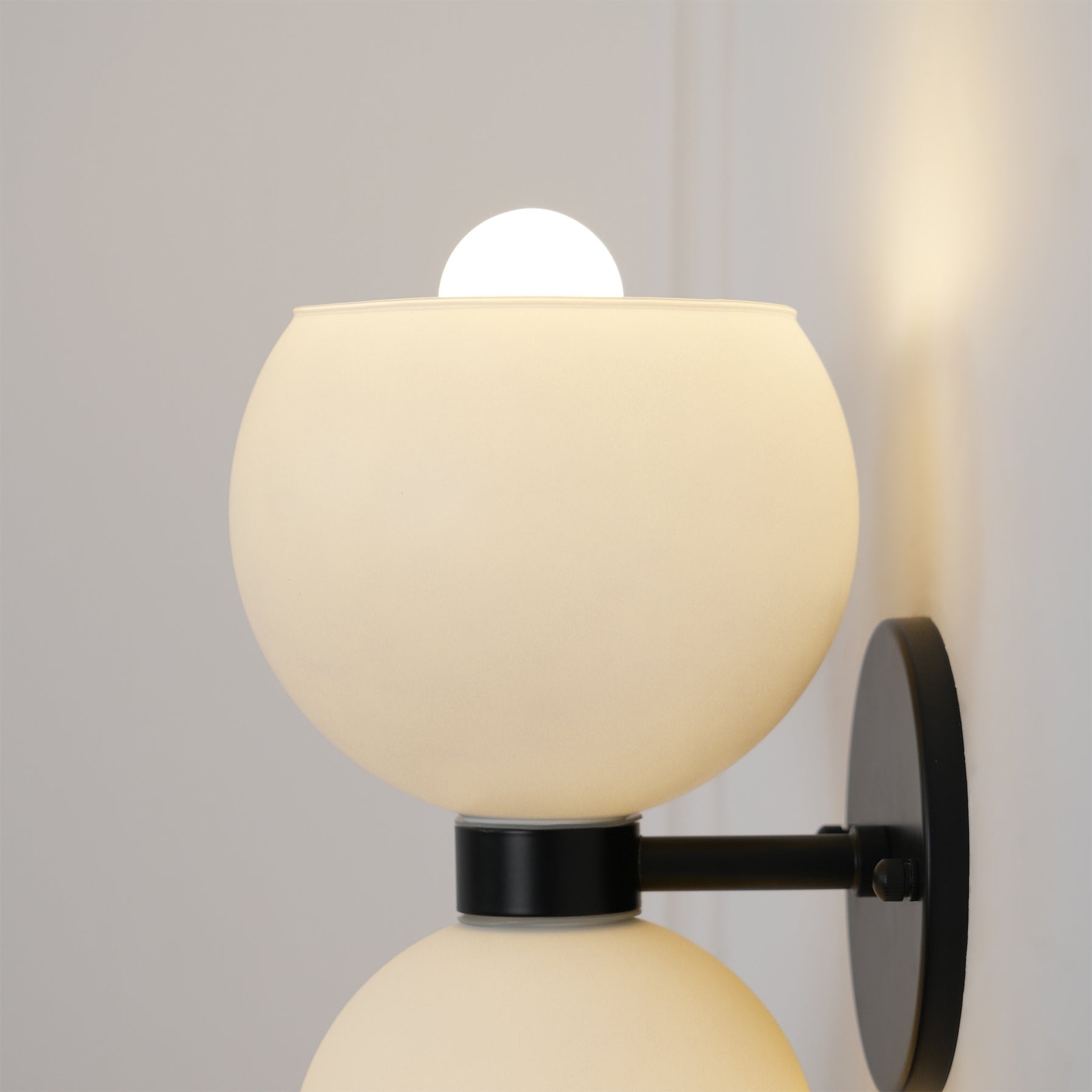 Umarion Round Pearl Glass Sconce Wall lamp