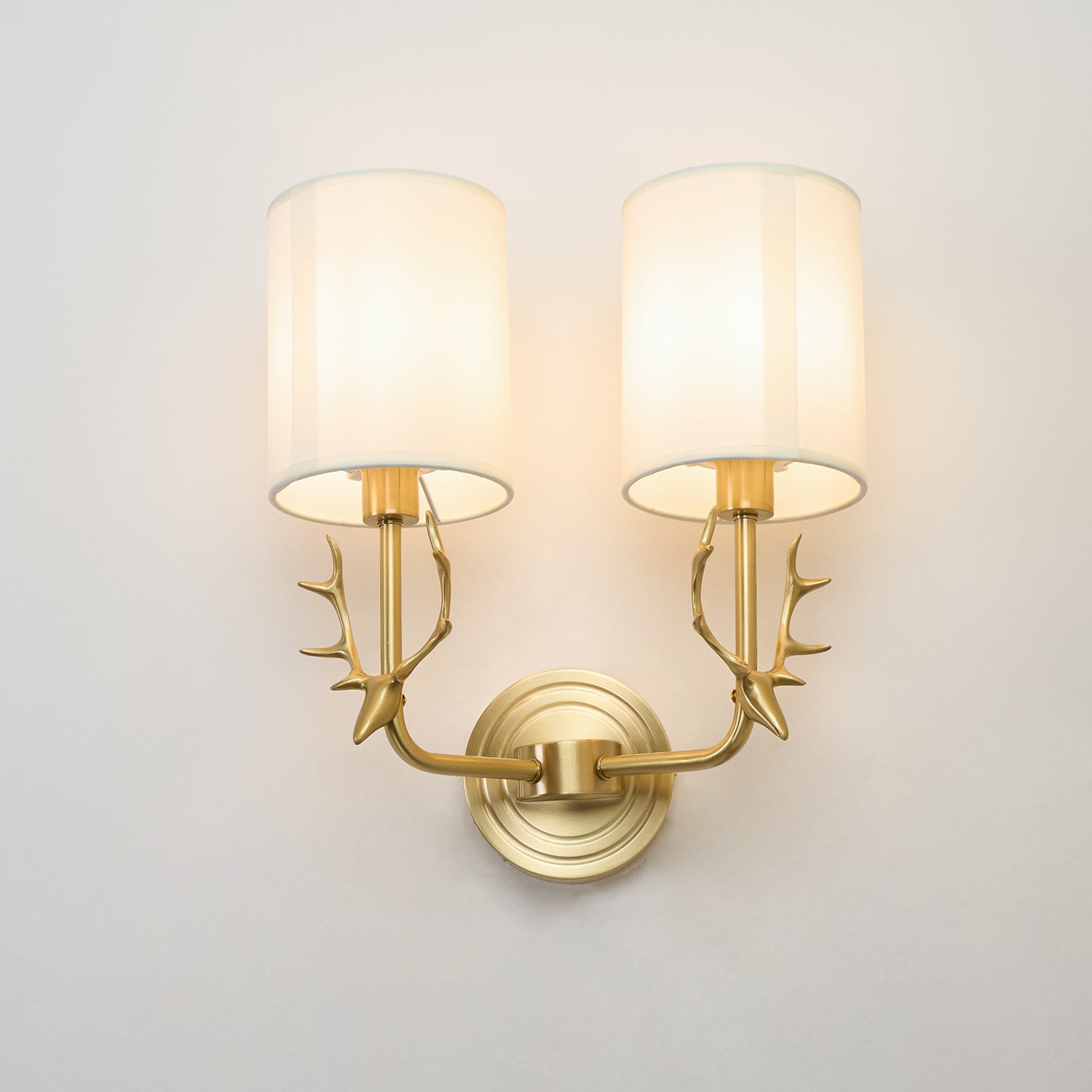 Noble Elegance Deer Head Brass Wall Light - Neutral Decor
