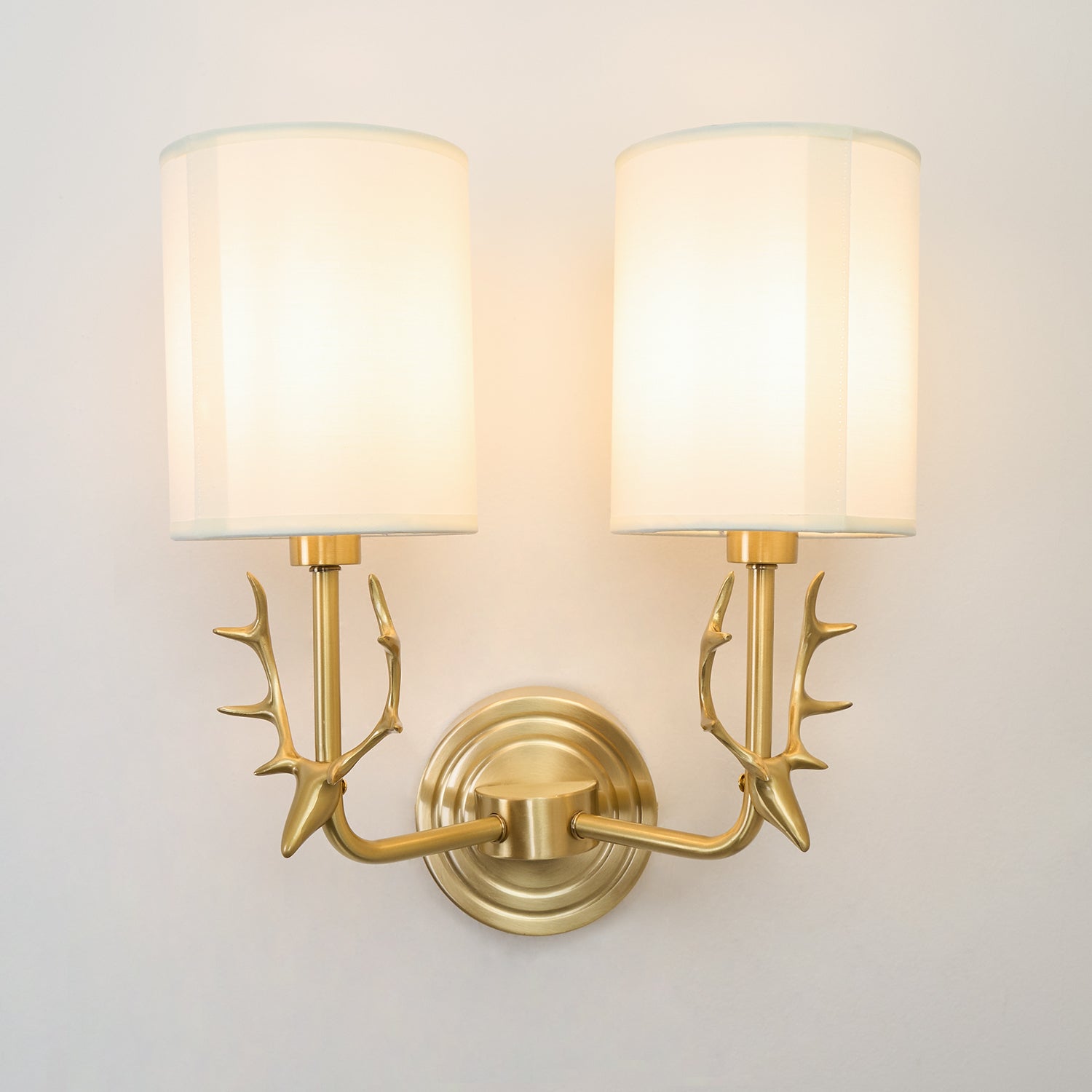 Noble Elegance Deer Head Brass Wall Light - Neutral Decor