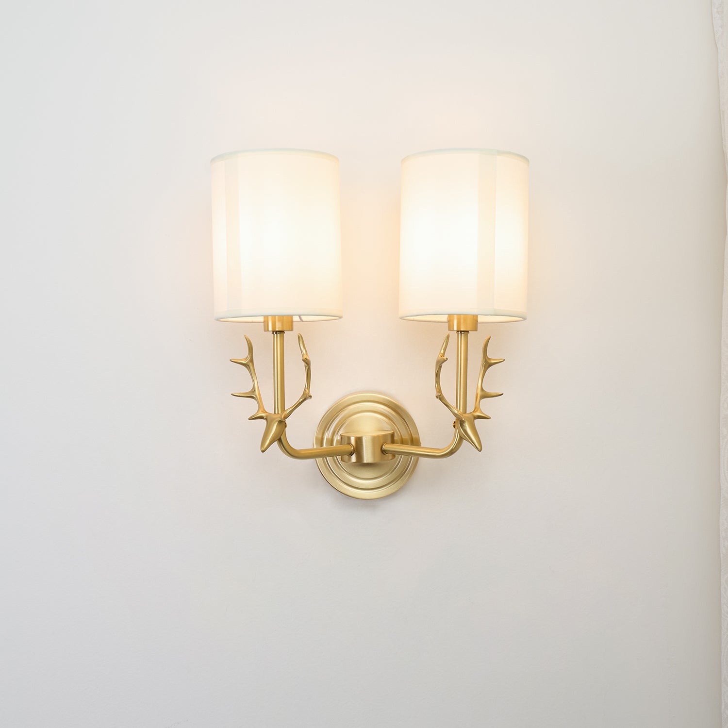 Noble Elegance Deer Head Brass Wall Light - Neutral Decor