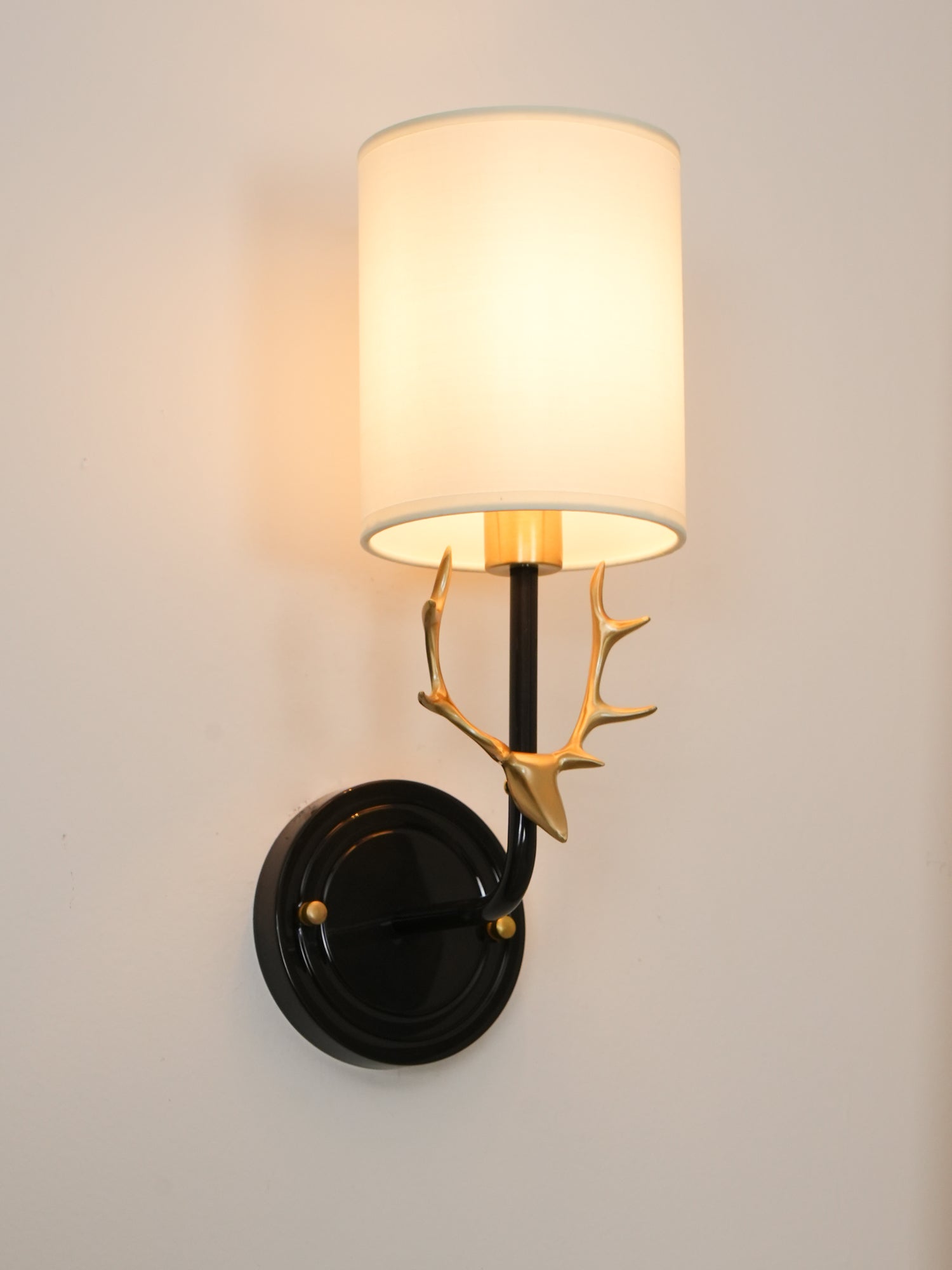 Noble Elegance Deer Head Brass Wall Light - Neutral Decor