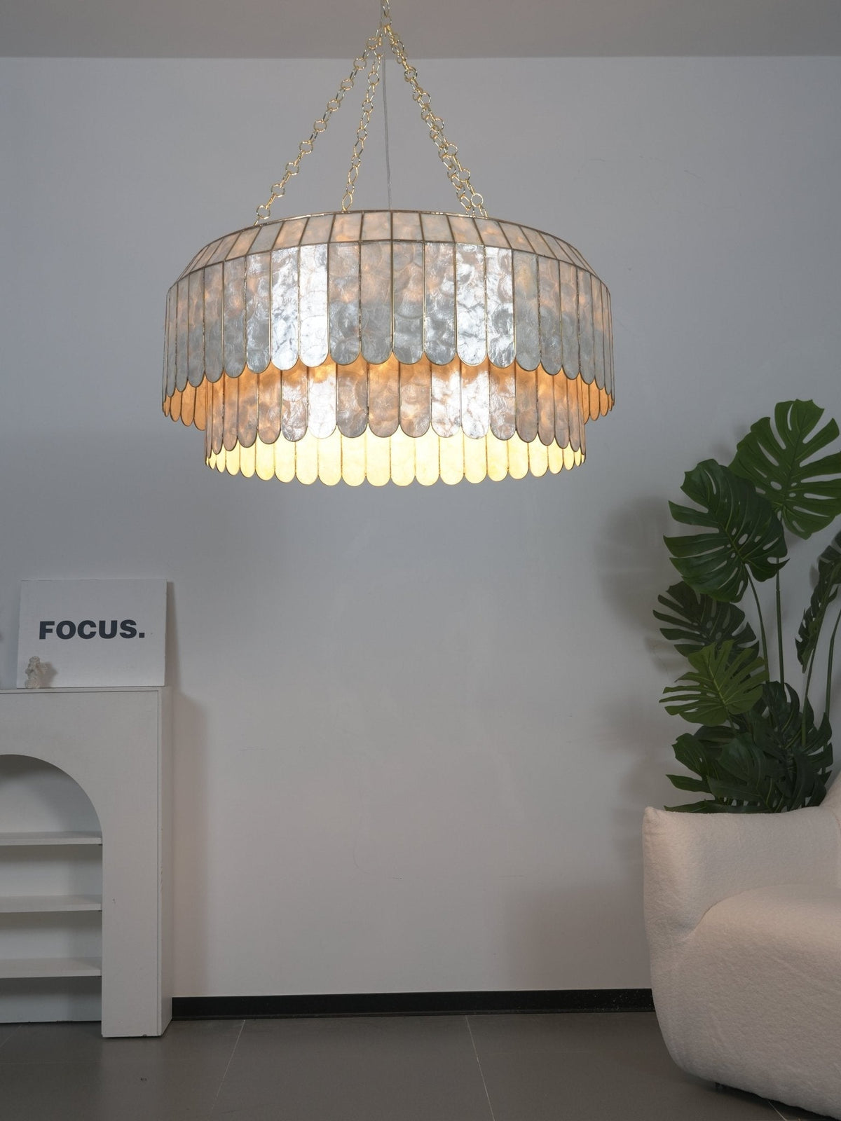 Holz Gold Shell Metal Aurelia Chandelier
