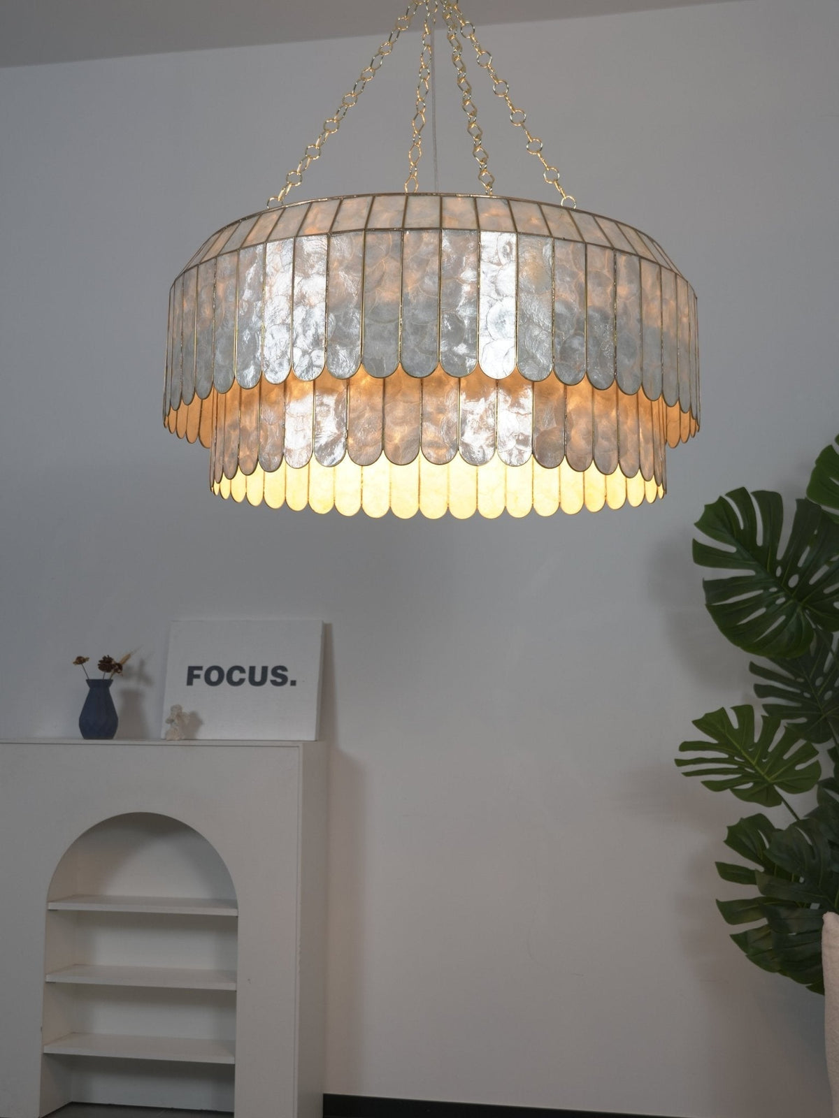 Holz Gold Shell Metal Aurelia Chandelier