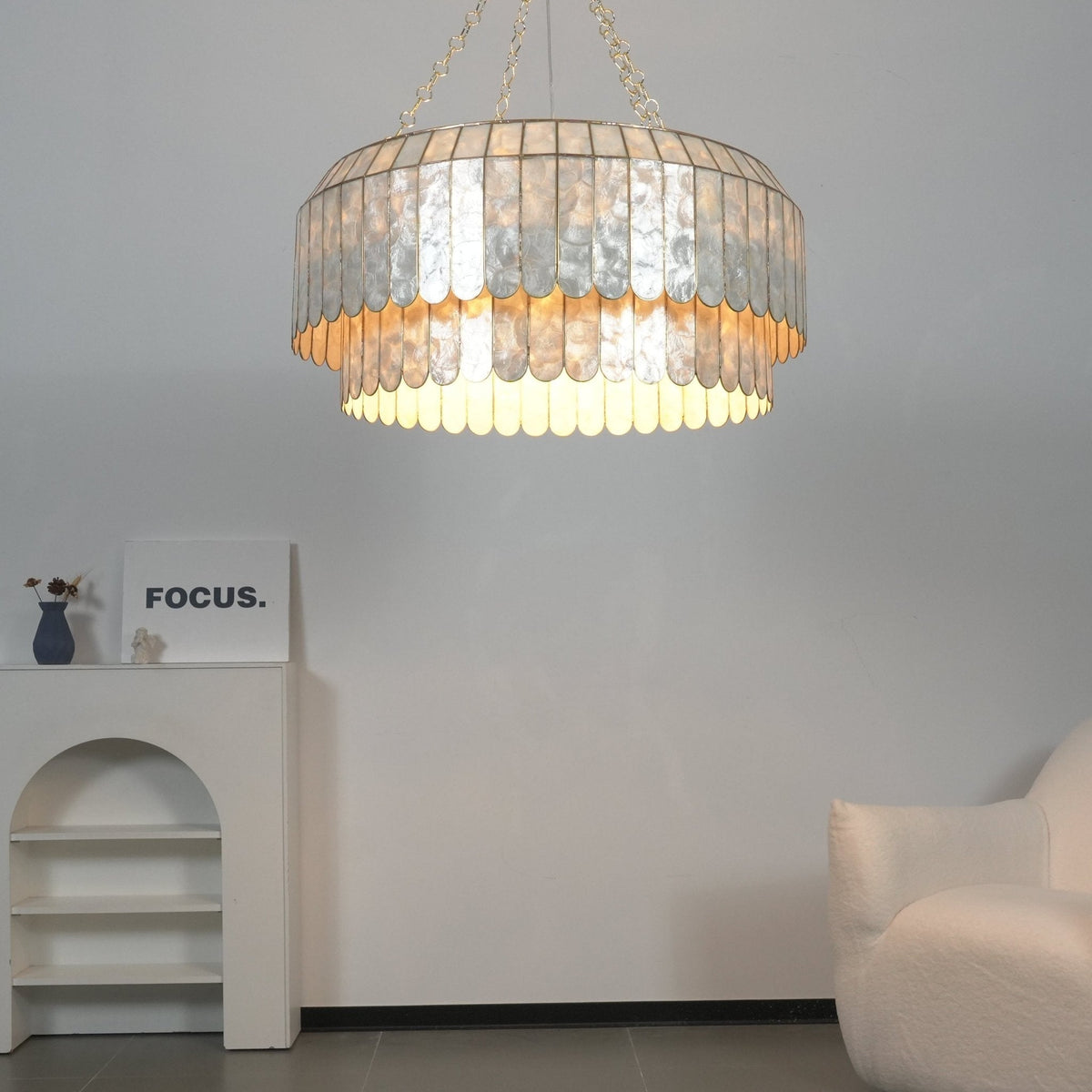 Holz Gold Shell Metal Aurelia Chandelier