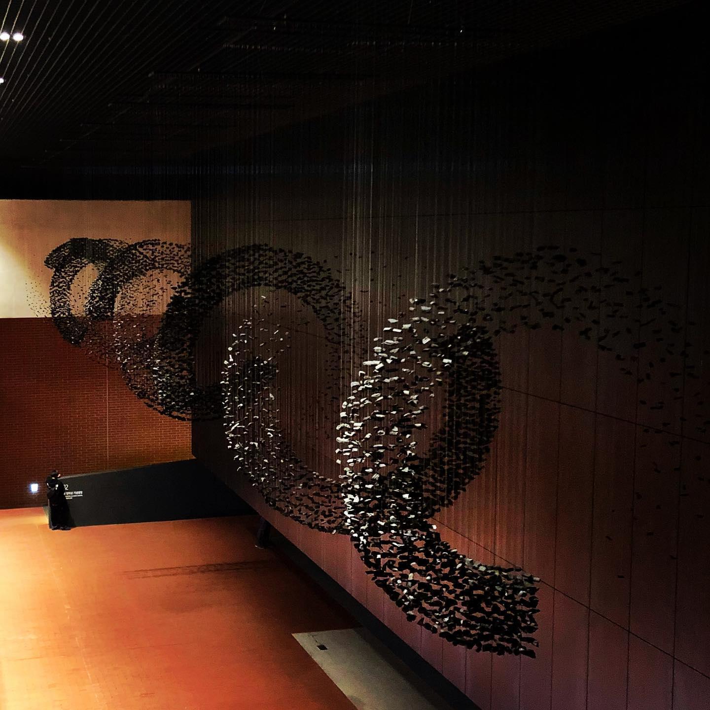 Orinridge Black Stones Chandelier