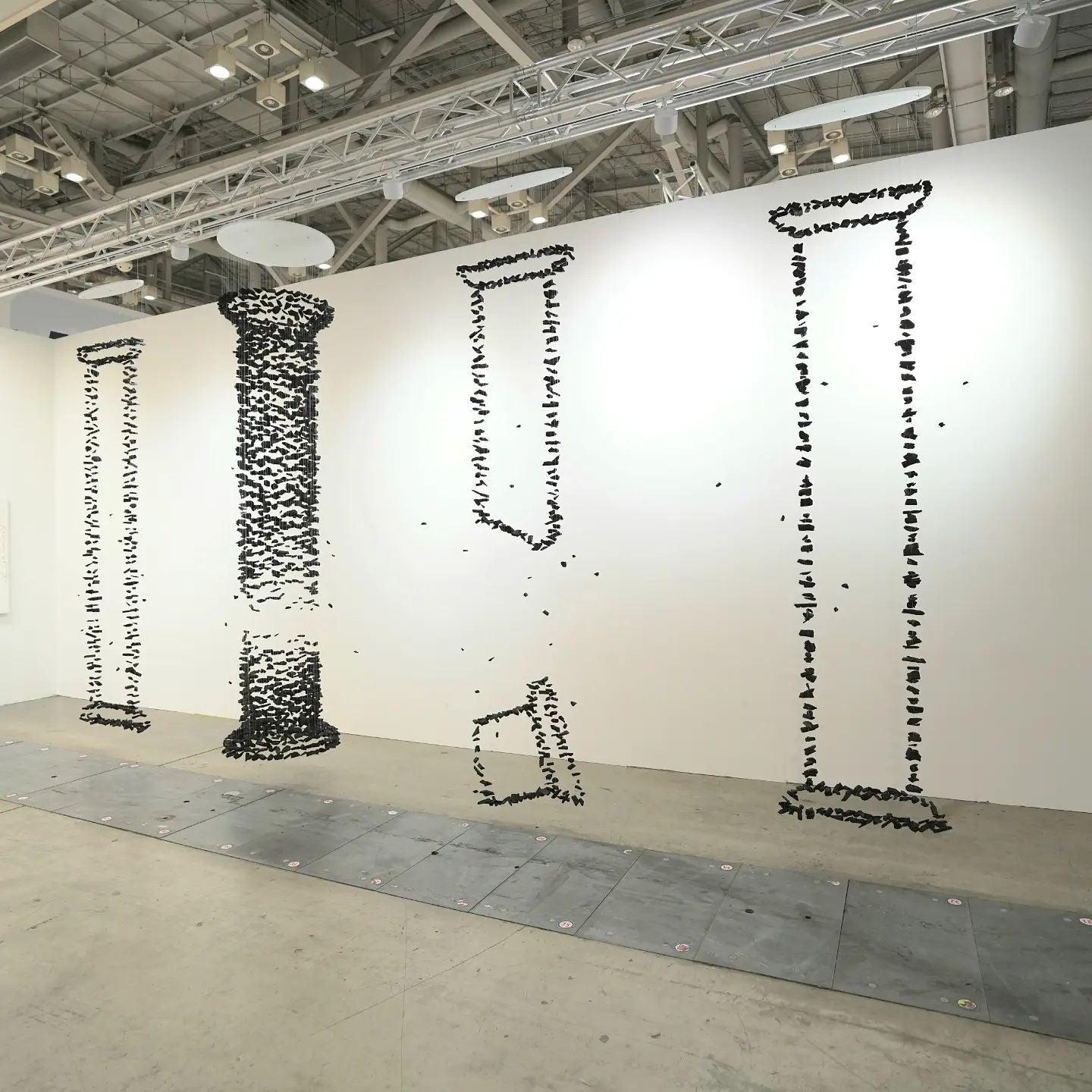 Orinridge Black Stones Chandelier