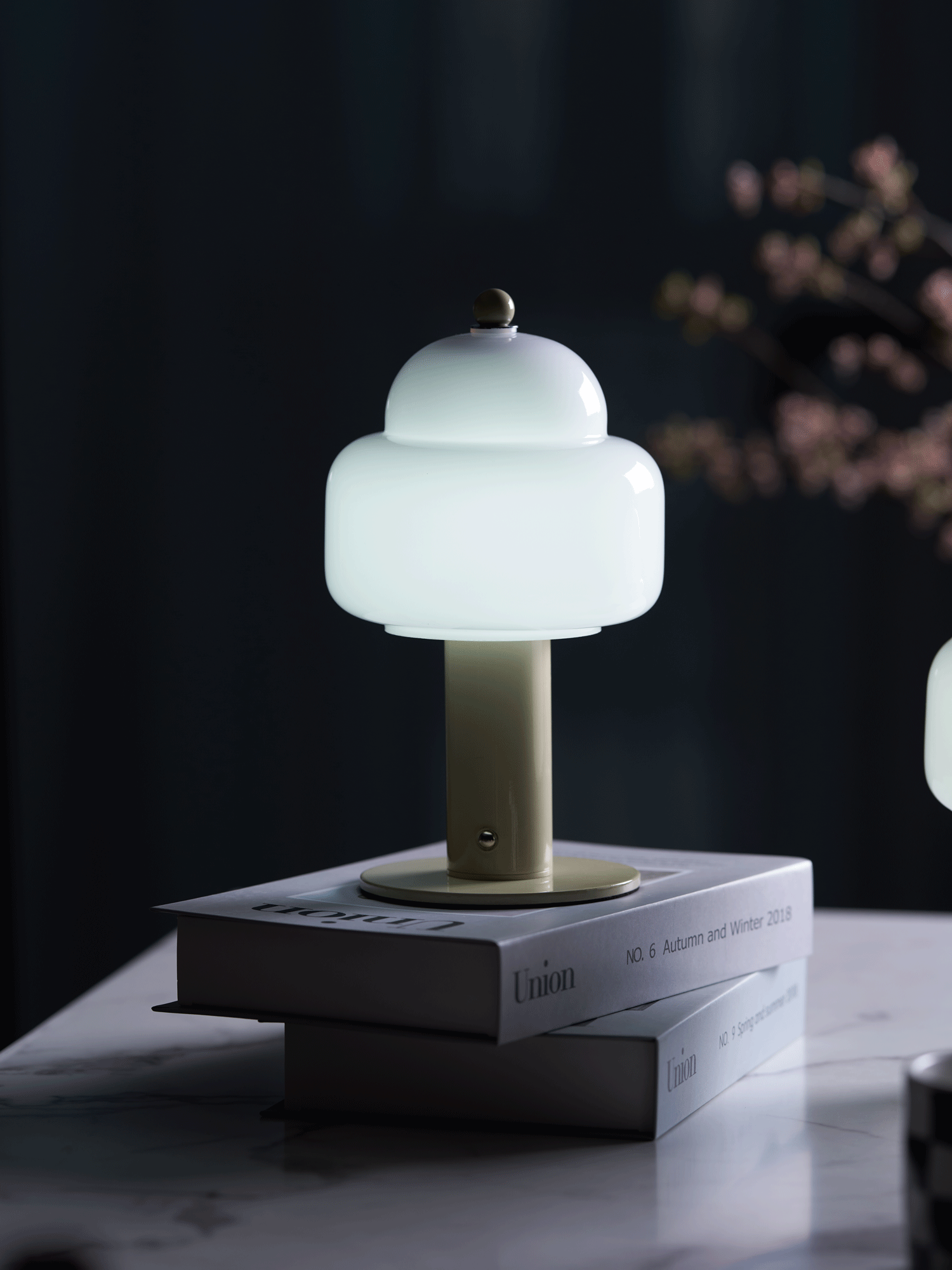 Avenaella Modern Table Lamp