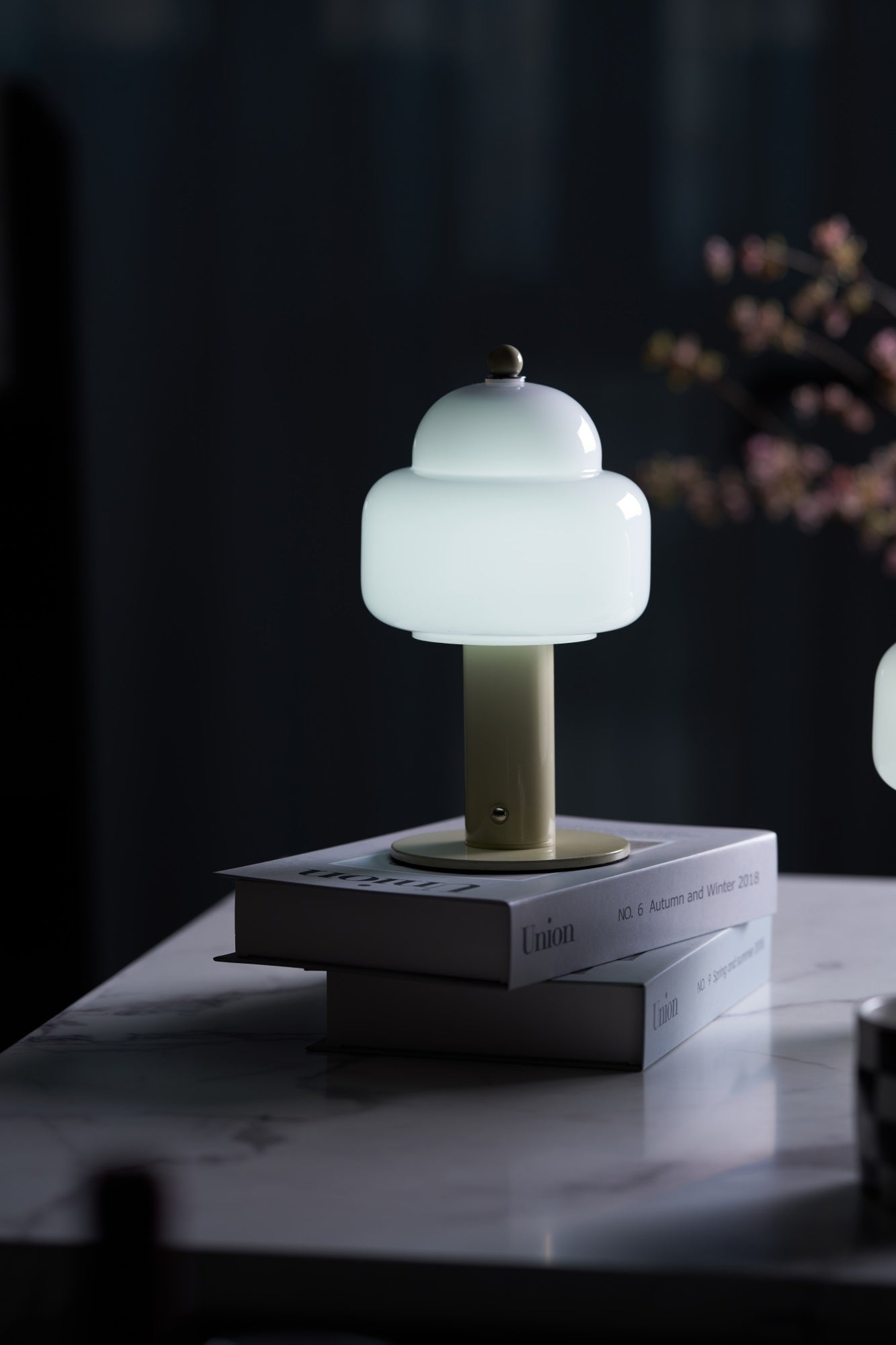 Avenaella Modern Table Lamp