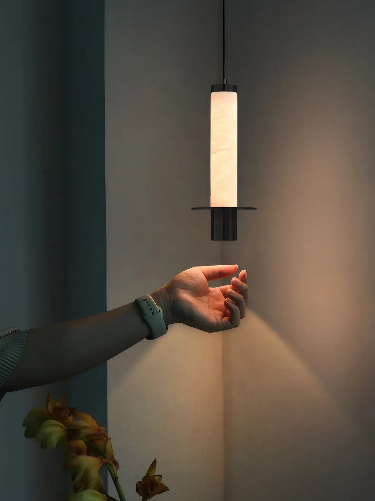Eirenelia Slim Alabaster Cylindrical Pendant Lamp