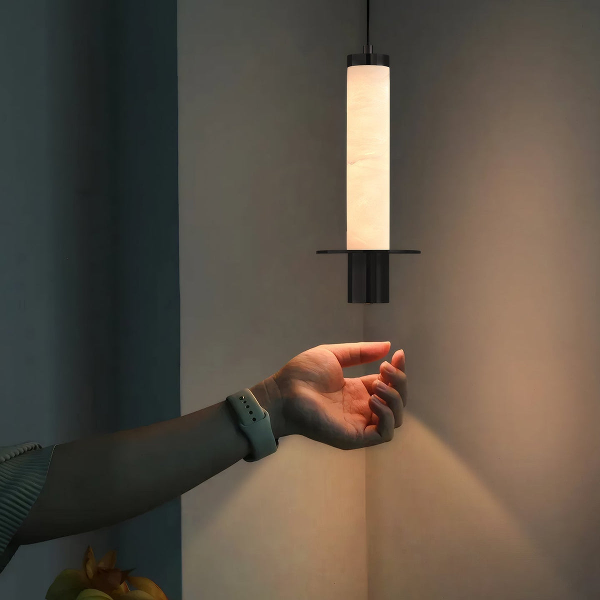 Eirenelia Slim Alabaster Cylindrical Pendant Lamp