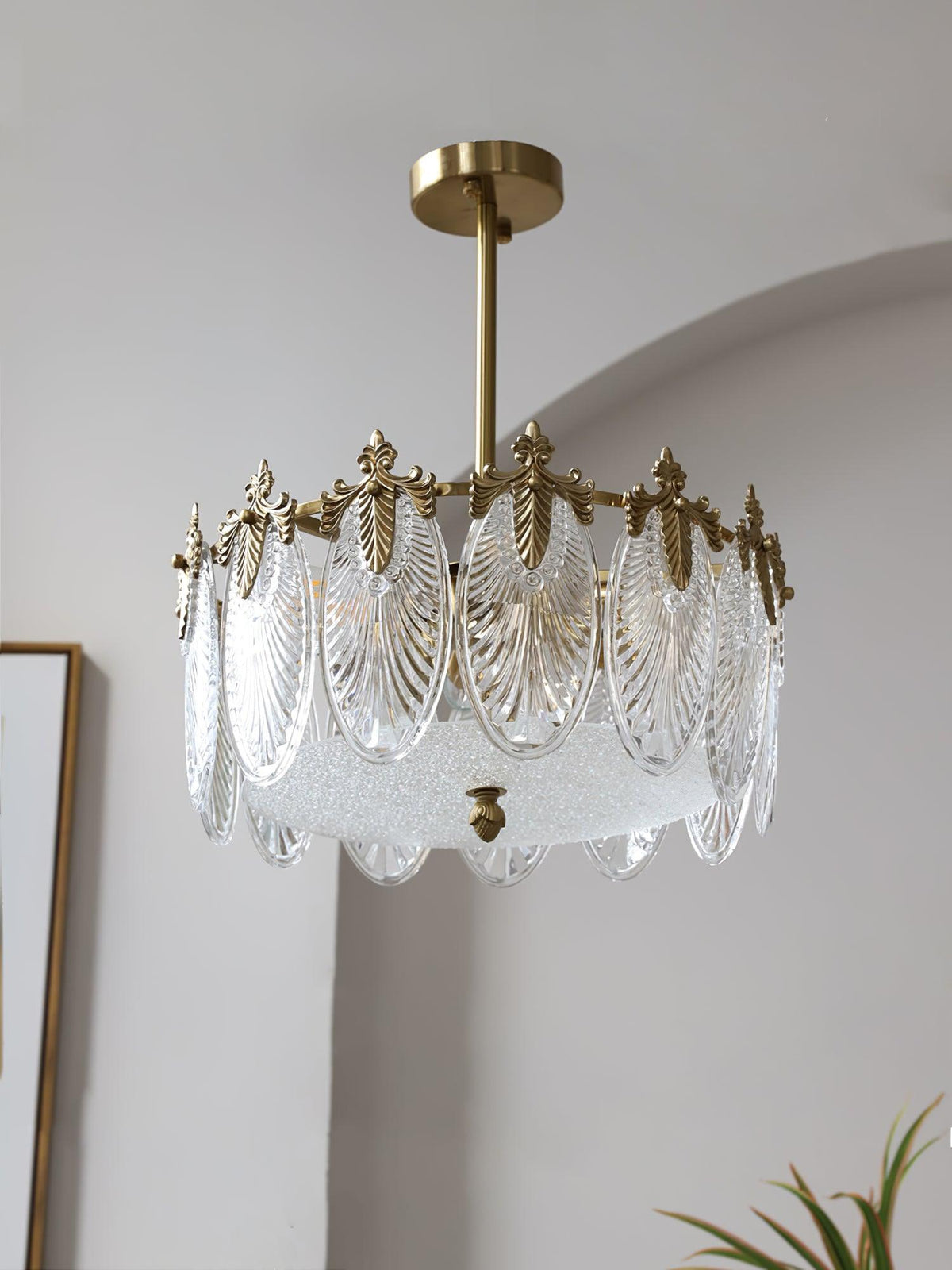 Eirisena Chandelier Glass Petals Gold Frame Round