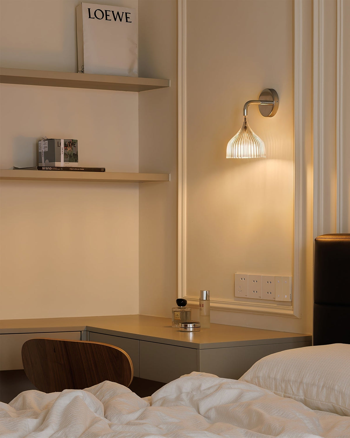 Aurzorus Modern Minimalist Plastic Wall Lamp