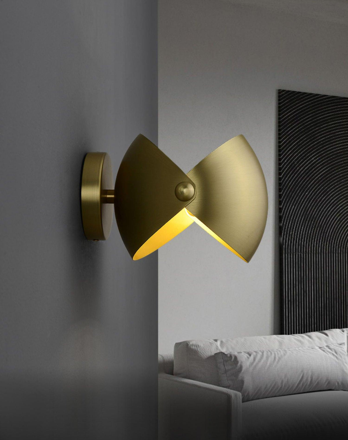Casirette Elegant Brass Wall Lamp