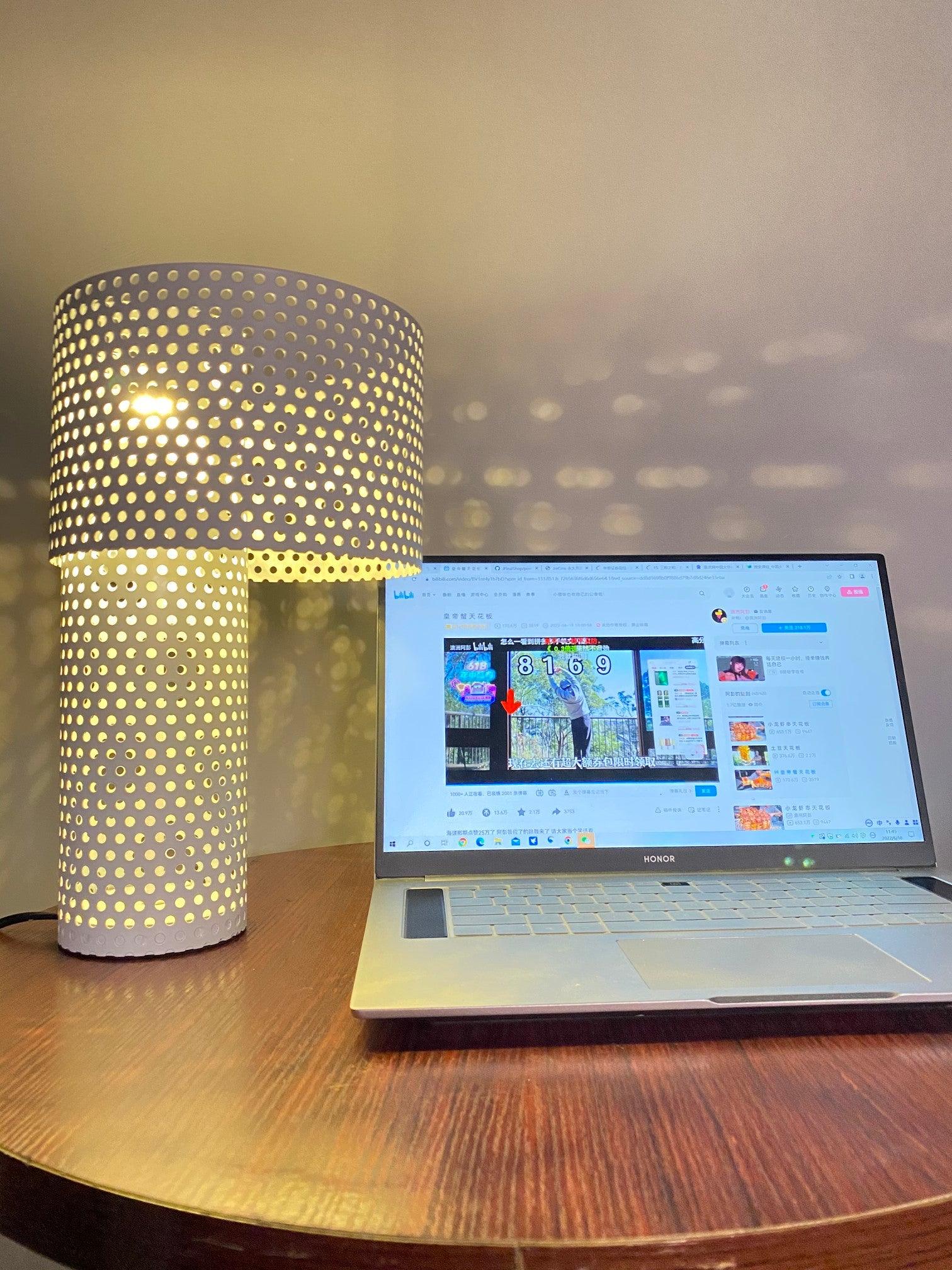 Ilsolyra Table Lamp
