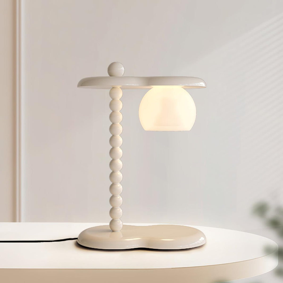 Viloce Resin Traditional Table Lamp