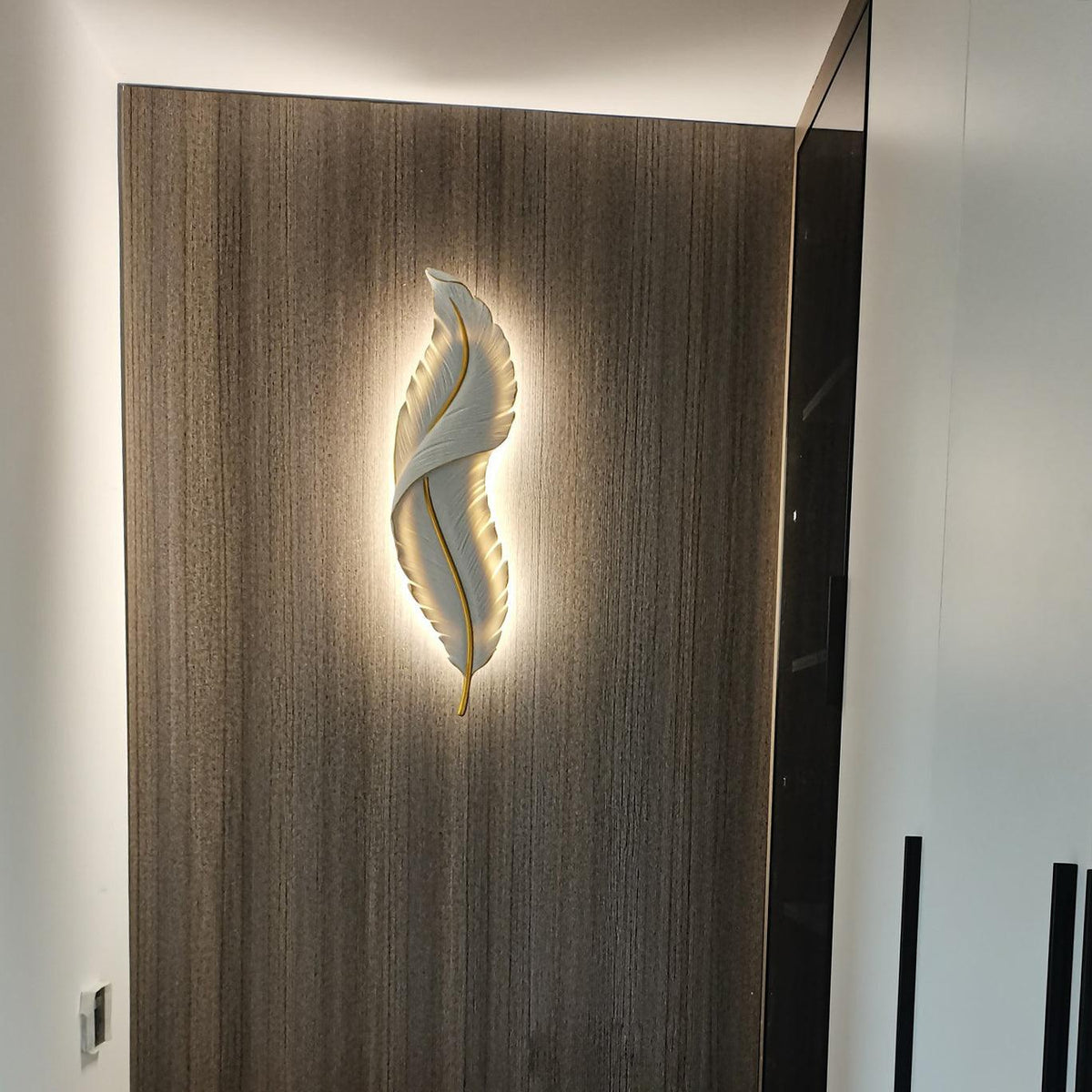 Arvess Individual Creativity Feather Resin Wall Lamp