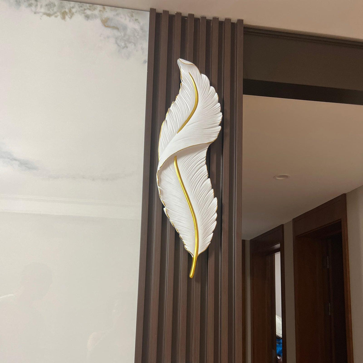 Arvess Individual Creativity Feather Resin Wall Lamp