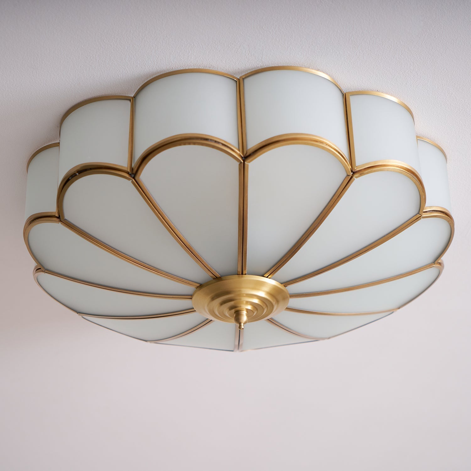 Lustra Ceiling Light Flower Shape Glass Brass - Neutral Decor