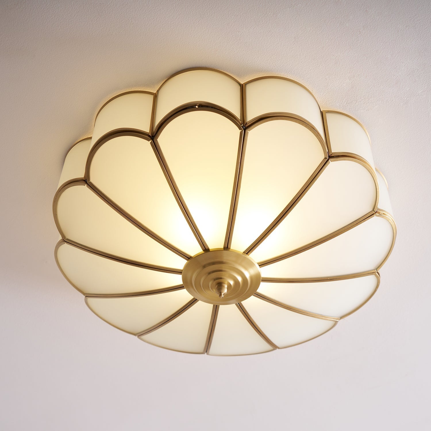 Lustra Ceiling Light Flower Shape Glass Brass - Neutral Decor