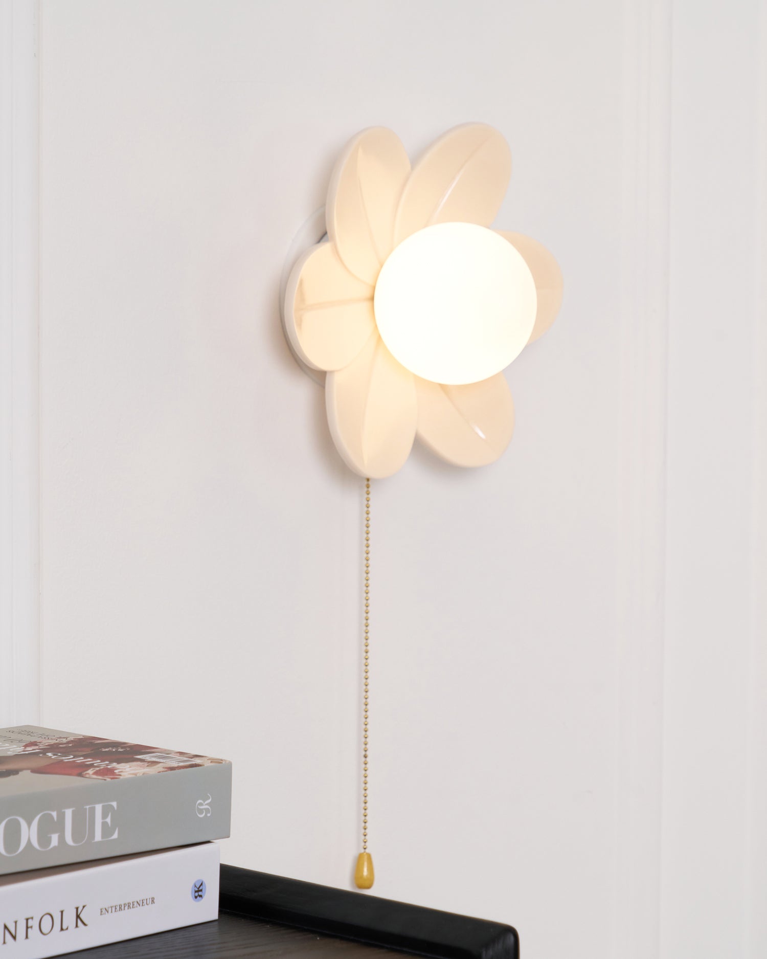 Acroma Nordic Art Flowers Resin Wall Lamp