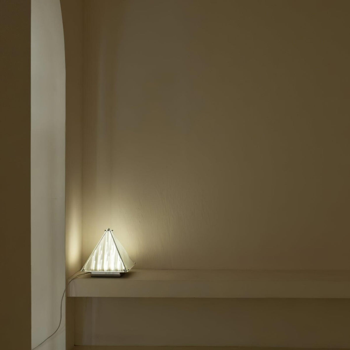 Mymiryre Pyramid Glass Table Lamp