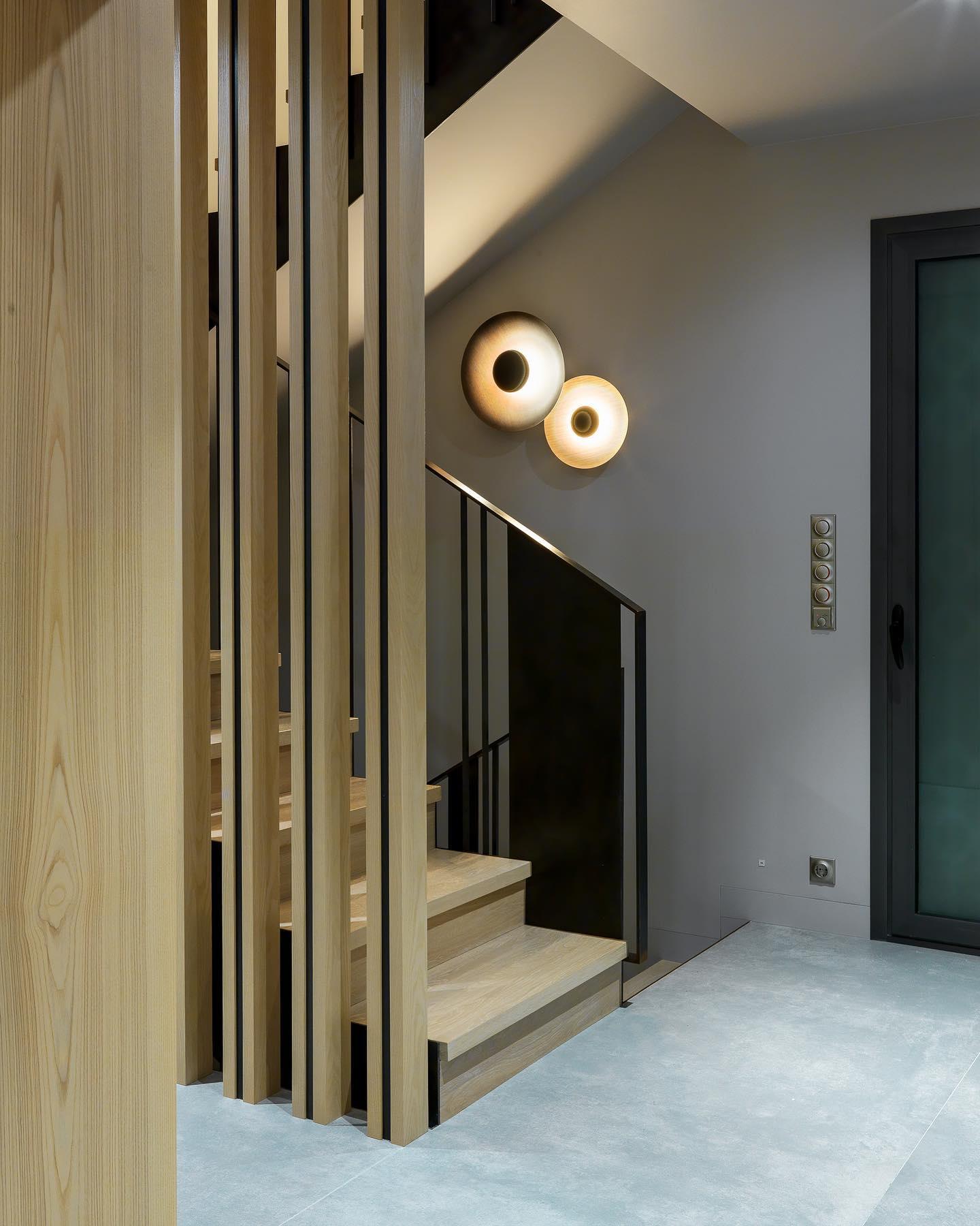 Xevan Elegance Simplicity Glow Wall Light