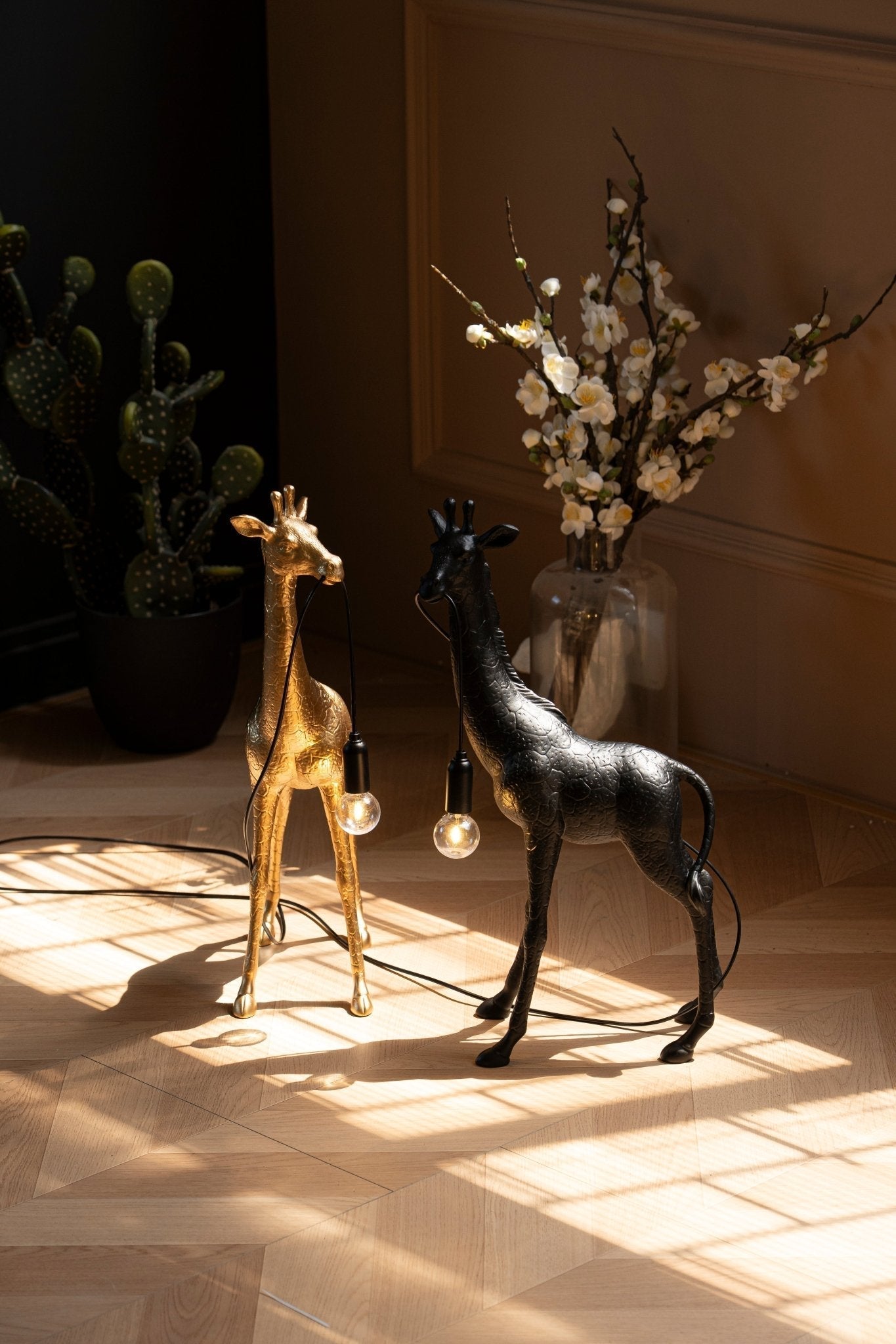 Fexl Luxurious Giraffe Royale Sculpture Floor Lamp