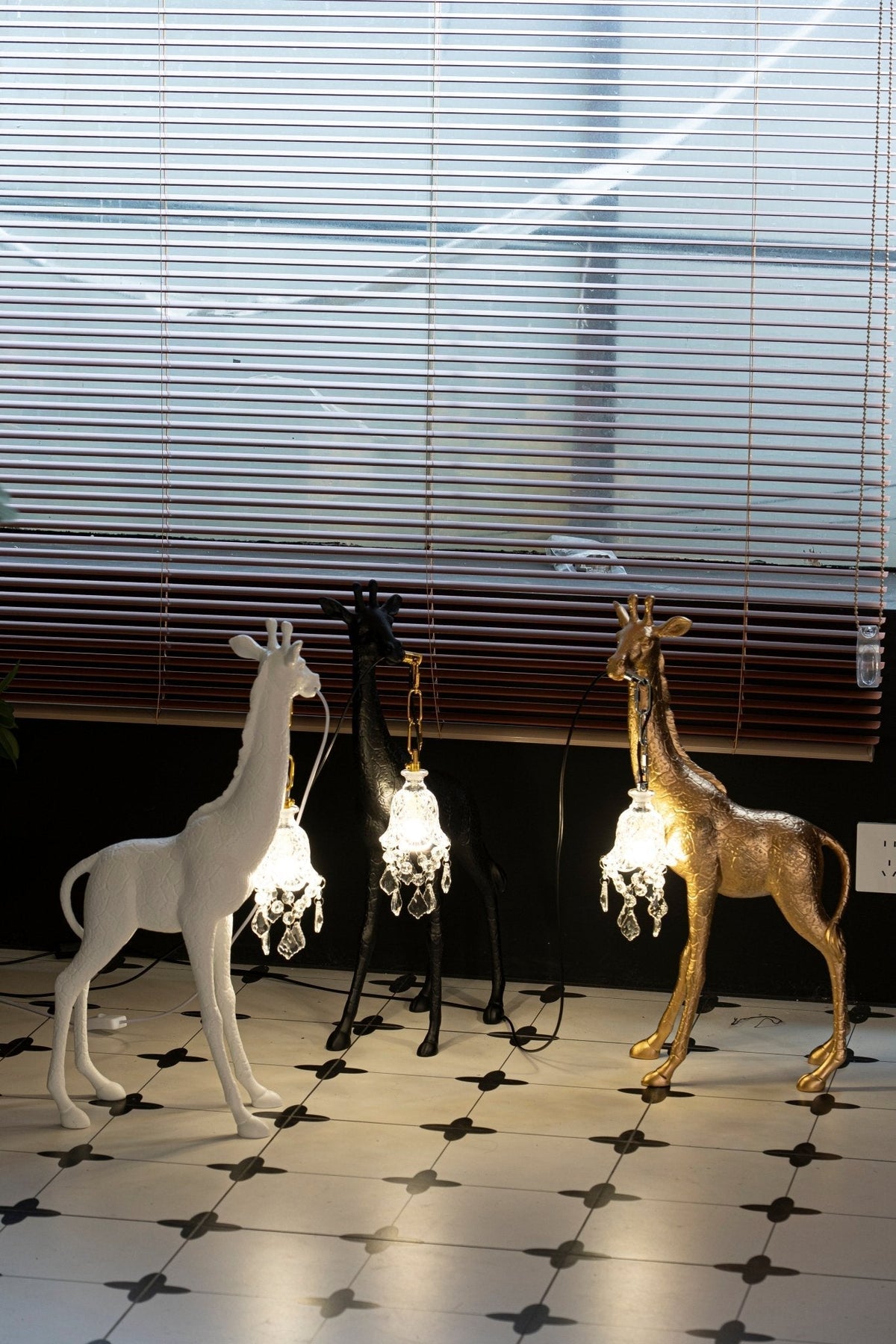 Fexl Luxurious Giraffe Royale Sculpture Floor Lamp