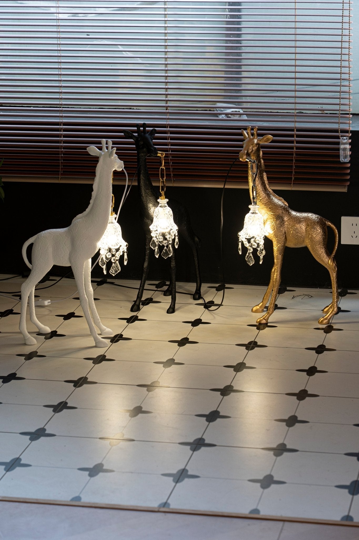 Fexl Luxurious Giraffe Royale Sculpture Floor Lamp