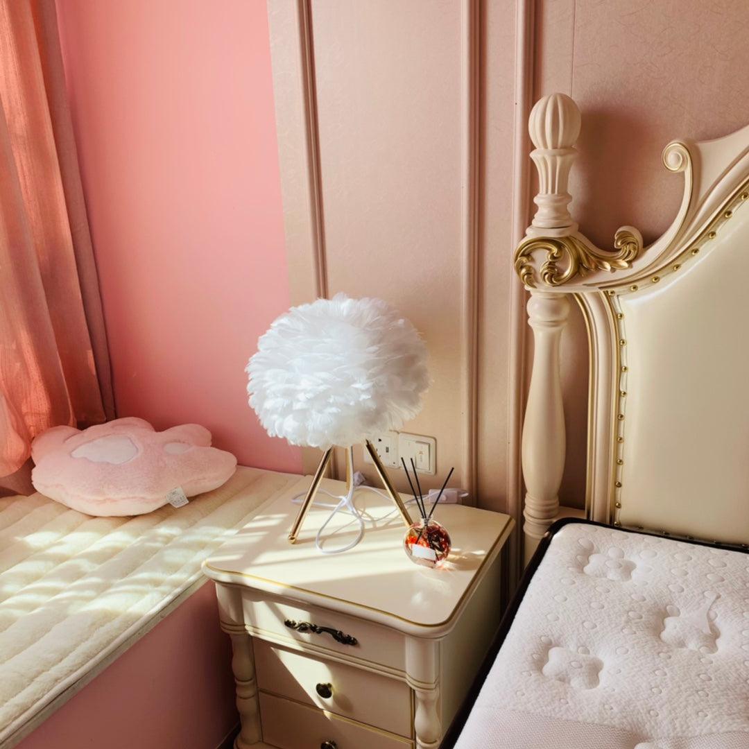 Nilo Feather Feminine Table Lamp - Neutral Decor