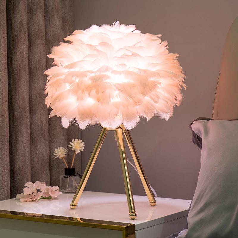 Nilo Feather Feminine Table Lamp
