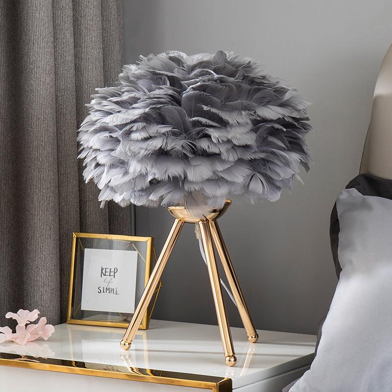 Nilo Feather Feminine Table Lamp
