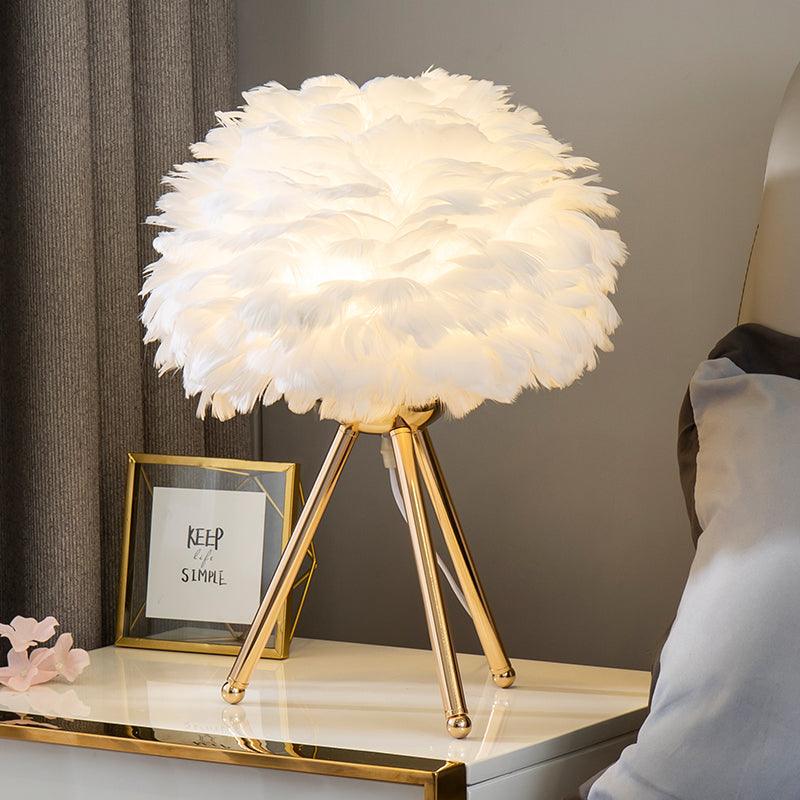 Nilo Feather Feminine Table Lamp