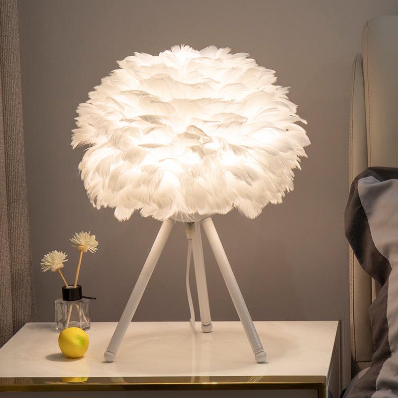 Nilo Feather Feminine Table Lamp