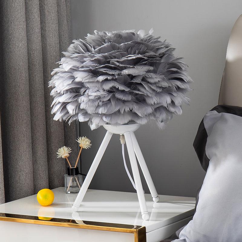 Nilo Feather Feminine Table Lamp