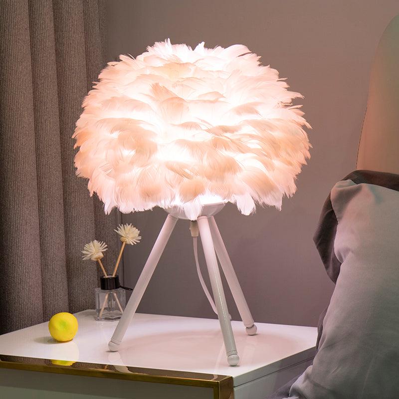 Nilo Feather Feminine Table Lamp